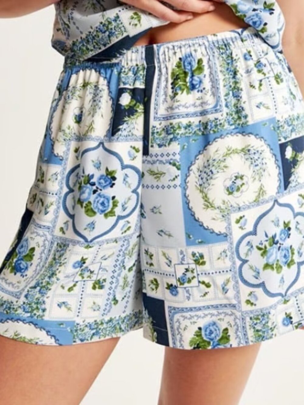 Abercrombie & Fitch Blue Faux Silk Pull-On Short Blue floral - Size L